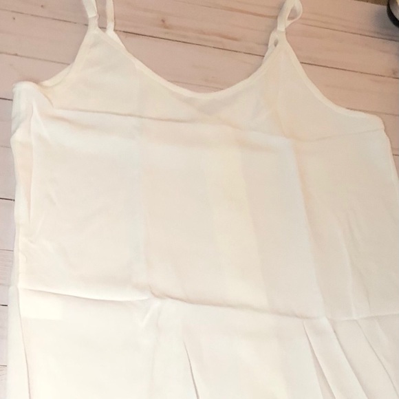🎉 White Spaghetti Strap Tank w/Wooden Buttons - Picture 4 of 6